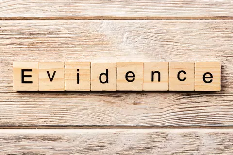 Holzblöcke buchstabieren das Wort "Evidence"