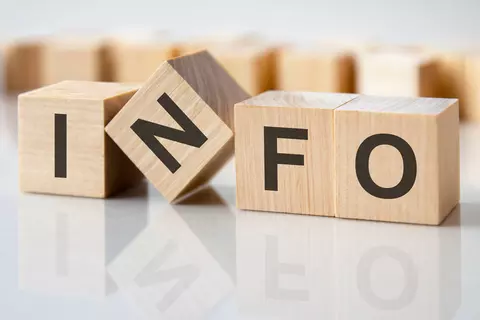 Holzblöcke buchstabieren das Wort "Info"